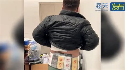 两人绑藏79部手机入境，被海关查获！