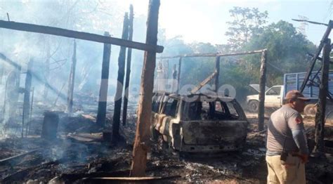 Voraz incendio deja en cenizas tres palapas y tres vehículos