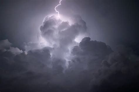 Lightning on the Cloudy Night Sky · Free Stock Photo