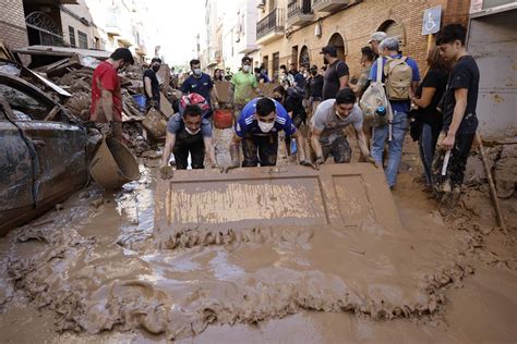 Valencia inicia la semana sin clases con limitaciones al tráfico y