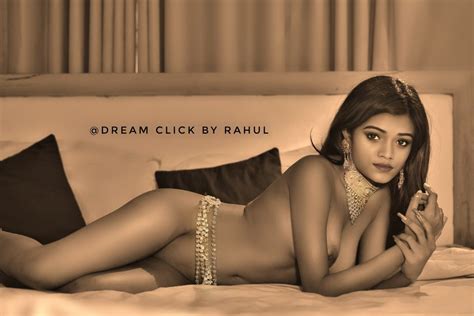 Naked And Elegant Desi Beauty Goes Fully Stripped And Shows Off Big