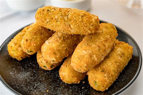 Bolinho De Milho Verde Frito Aperitivo Crocante E Saboroso Casa E