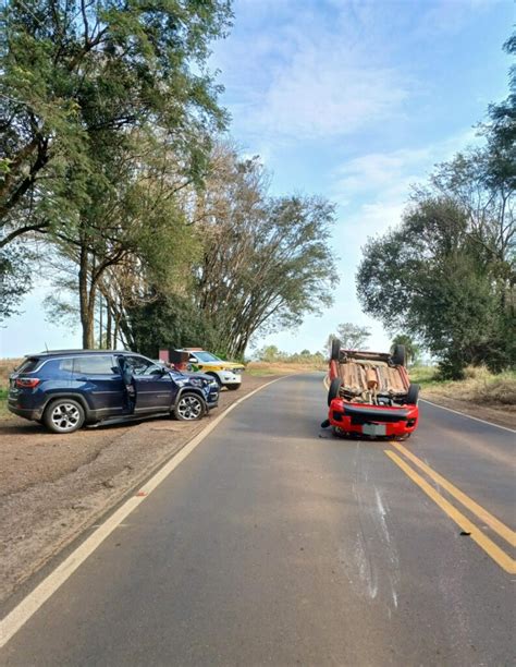 Após colisão carro capota e duas pessoas são encaminhadas ao hospital