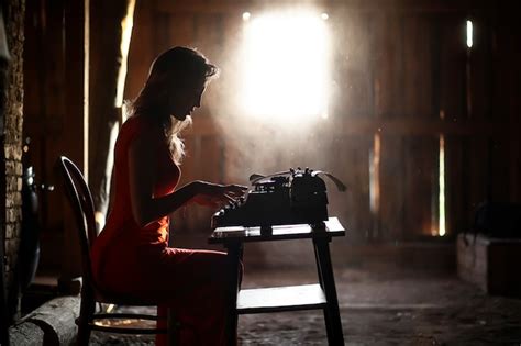 Silueta De Una Hermosa Ni A Con Un Vestido Rojo En El Fondo De Una