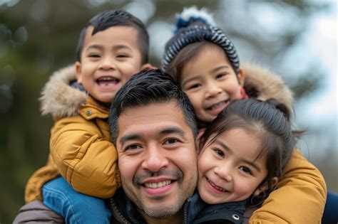 Un Padre Feliz Dando Paseos A Sus Hijos En La Espalda Foto Premium