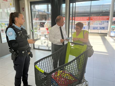 Lure Une distribution de flyers pour la sécurité des femmes