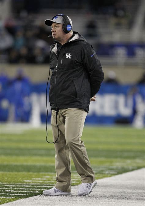 Kentucky coach Mark Stoops 'pleased' with QB Drew Barker's first start