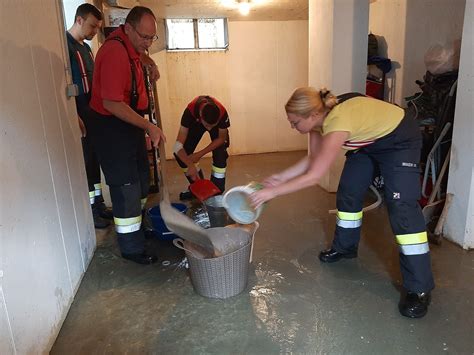 Pumparbeiten Keller Unter Wasser Feuerwehr Kirchbach