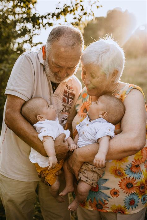 Gemelos con sus abuelos Sesión de familia lifestyle en Exterior