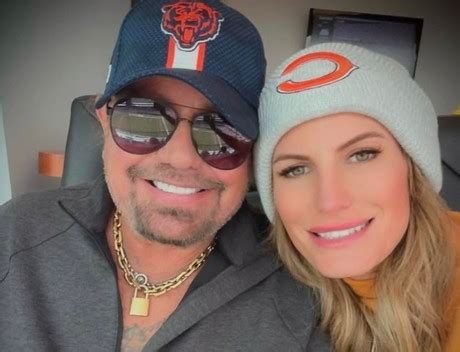 Vince Neil reportan a su pareja en estado critico tras accidente aéreo