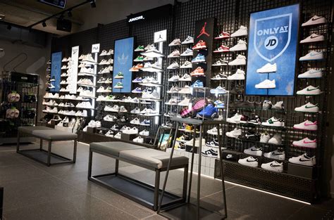 Champs Elysées JD Sports setzt auf Digital Signage invidis