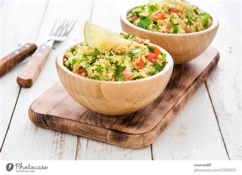 Tabbouleh Salat mit Couscous auf weißem Tisch ein lizenzfreies Stock