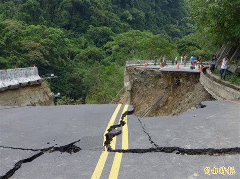 三峽北114線塌陷30公尺 700多人受困 人龍接力送物資 生活 自由時報電子報