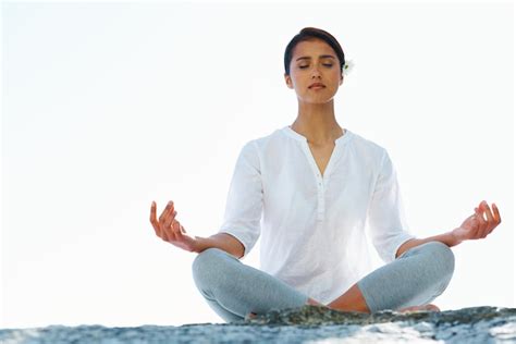 Meditação feminina e ioga em zen para consciência de bem estar