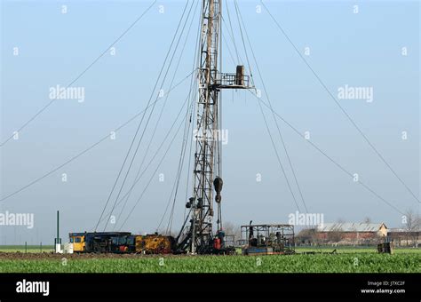 Oil Drilling Rig And Workers Stock Photo Alamy