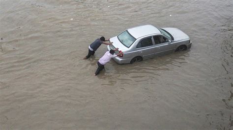 Heavy Rain Lashes Ncr Waterlogging In Delhi And Gurugram Video