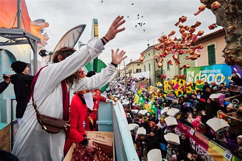 Carnevale Di Fano Quintali Di Dolciumi Sulla Folla