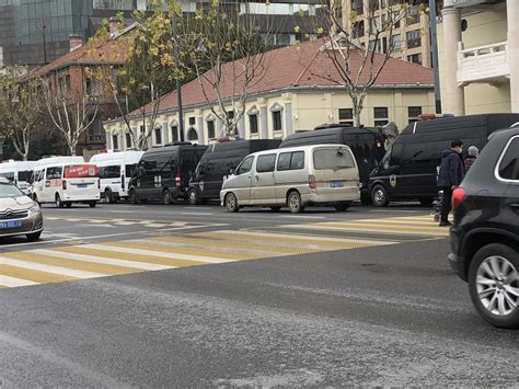 武汉 万人市府集会】 【医药补贴缩减 抗议者呛 太不像话了 】 武汉市上万名退休人员本周三（8日）聚集在市政府门前请愿，要求政府官员公开解释为何将每月两百六十多元的医药补贴，降至数十元。集会者