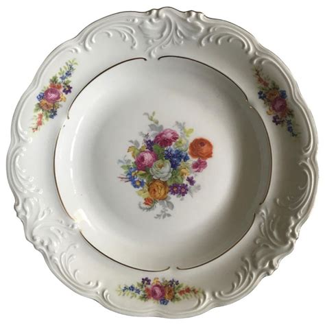 Belíssimo Prato Decorativo Executado em Autêntica Porcelana Antiga