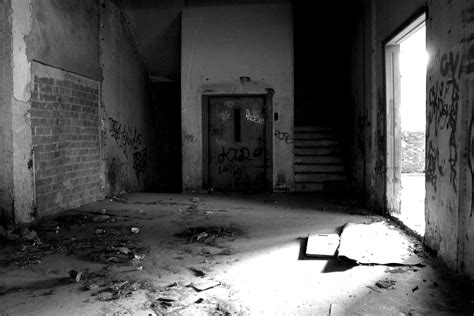 Govt considers plan to lease housing for migrants released from