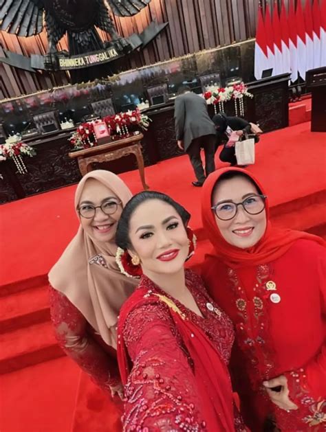 9 Potret Cantik Krisdayanti Berkebaya Merah Saat Hadiri Sidang Tahunan