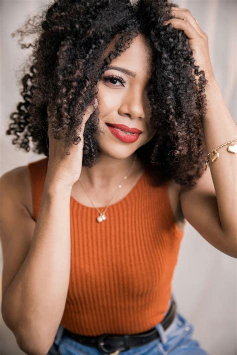 Une Femme Aux Cheveux Bouclés Posant Pour Une Photo Photo Photo