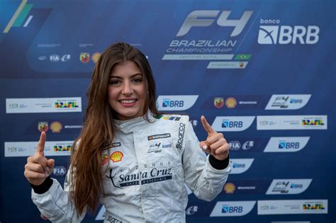 Cecília Rabelo faz história em Interlagos e vira primeira pilota a