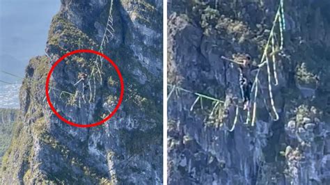 Senderista Cruza Sobre Cuerda Floja Entre Los Picos Del Cerro De La