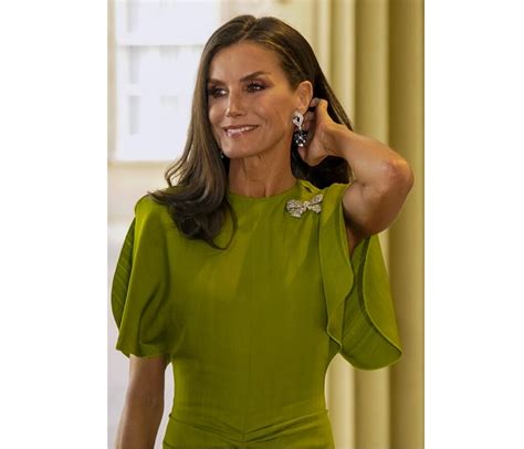 La Reina Letizia Brilla Con Un Vestido Verde De Victoria Beckham Y