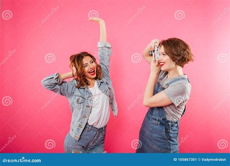 Deux Amies Heureuses De Femmes Font La Photo Par Lappareil Photo Image