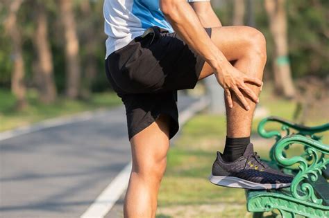 Hombre Joven De La Aptitud Que Lleva A Cabo Su Lesi N En La Pierna De