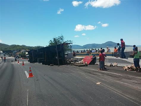 G1 Carreta Tomba Na Br 101 E Gera 8 Km De Fila Na Grande