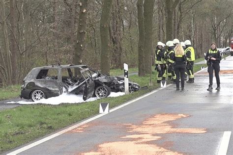 Auto prallt gegen Baum und fängt Feuer Eltern retten Kinder vor den