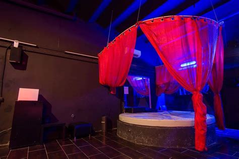 Desalojaron un sex shop en Barcelona donde personas participaban de una orgía Infobae