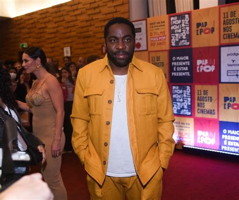 De vestido nude Paolla Oliveira brilha em première Lázaro Ramos