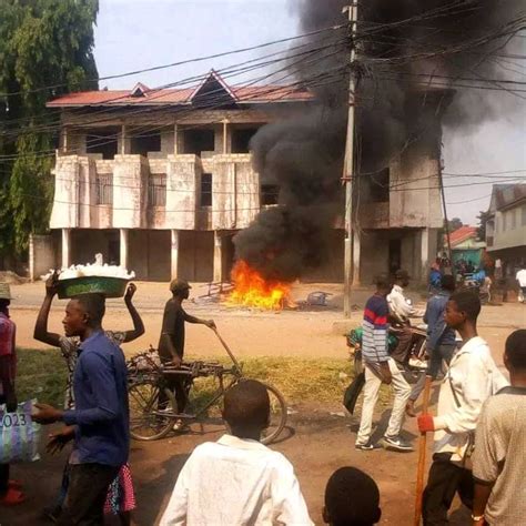 Kasa Oriental Les Fid Les De L Glise Eelda En Col Re Contre La