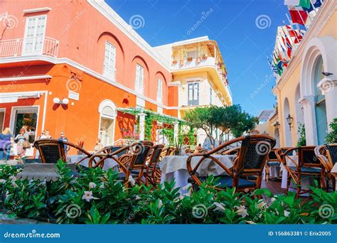 CafÃ© Y Mesa De Restaurante Y Silla Capri Island Italia Foto Editorial