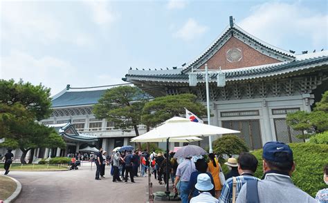 74년 만에 전면 개방한 청와대 관람기 레드카펫 따라 본관 2층 오르면 대통령 집무실 백세시대