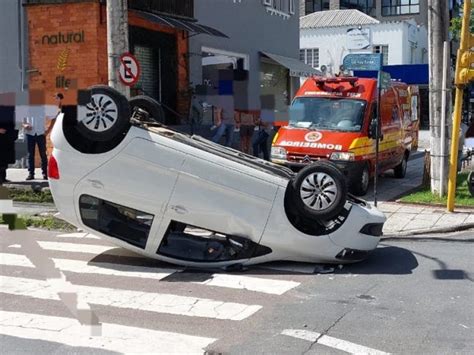 Carro Capota Ap S Acidente De Tr Nsito Em Blumenau Jornal De Pomerode