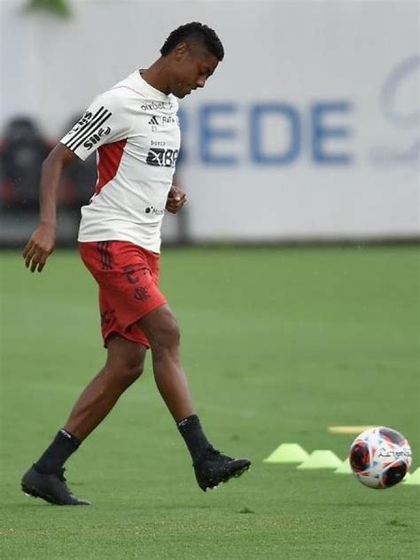 Bruno Henrique Volta Ao Flamengo Ap S Quase Meses Fora E Vidal Est