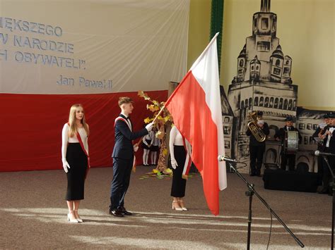 Część oficjalna uroczyste nadanie imienia Szkoła Podstawowa im