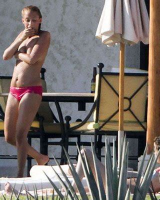 Nicole Richie Showing Sexy Tits On Stage And Nice Paparazzi Upskirt