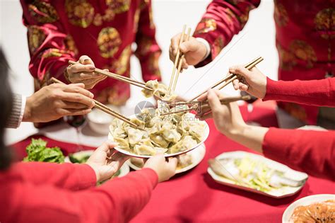 年夜饭团圆饭吃饺子特写高清图片下载 正版图片500771619 摄图网