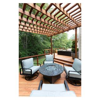 Ipe Deck Seating area with Fire Pit and Pergola Clásico renovado