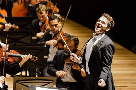 Maestro Lee Mills Rege A Orquestra Na Cidade Das Artes Foto Cicero