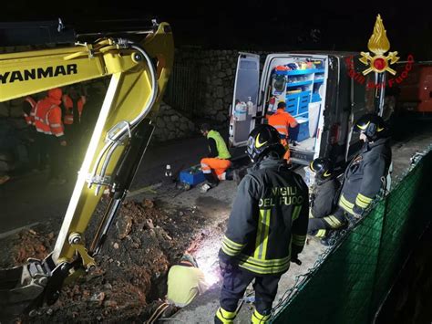 Tubo Del Gas Rotto Durante Gli Scavi In Strada Arrivano I Vigili Del