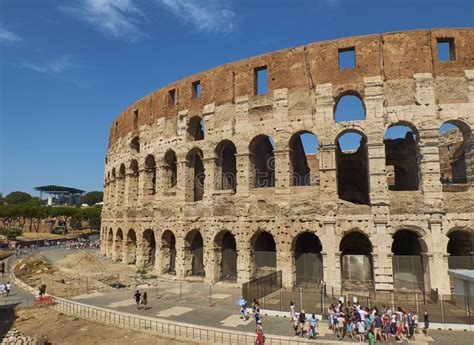 Una Vista De Colosseo En Roma Italia Foto De Archivo Editorial Imagen