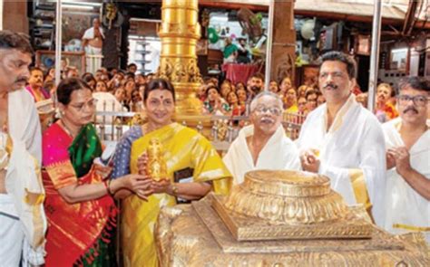 Tn Cm’s Wife Presents Golden Crown To Guruvayur Guruvayur Temple Durga Stlain Golden Crown