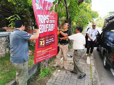 Satpol Pp Denpasar Tertibkan Spanduk Banner Dan Baliho Kadaluwarsa