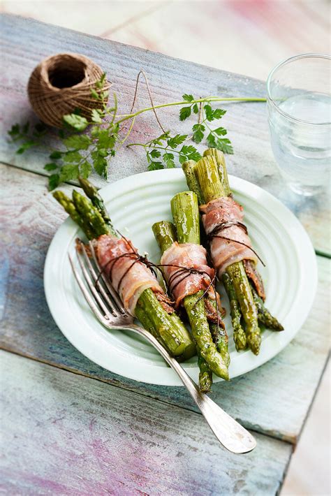 Gebratener grüner Spargel mit Speck und Bilder kaufen 60416759